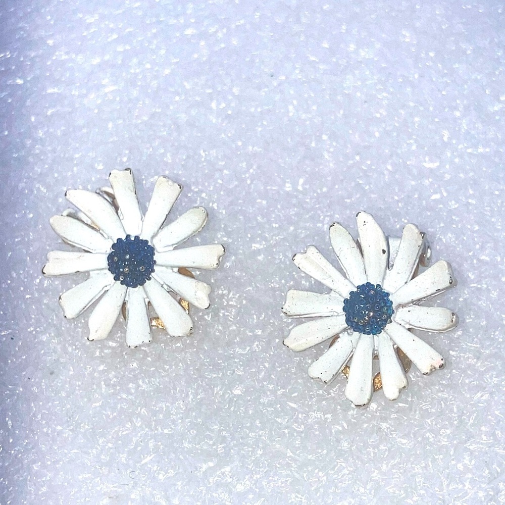 Vtg ART White & Blue Daisy Flower Gold Tone Clip On Earrings .9”